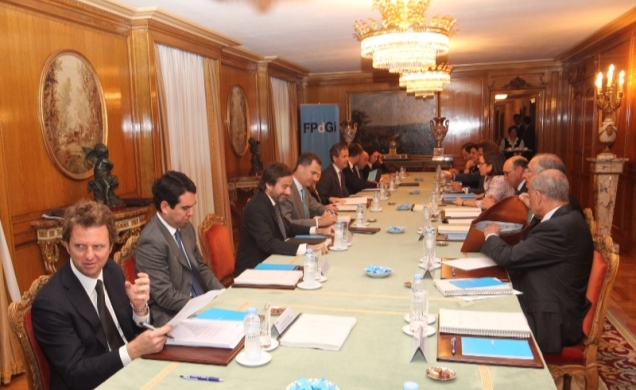 Vista general de la mesa de la reunión de la Comisión Delegada de la Fundación Príncipe de Girona